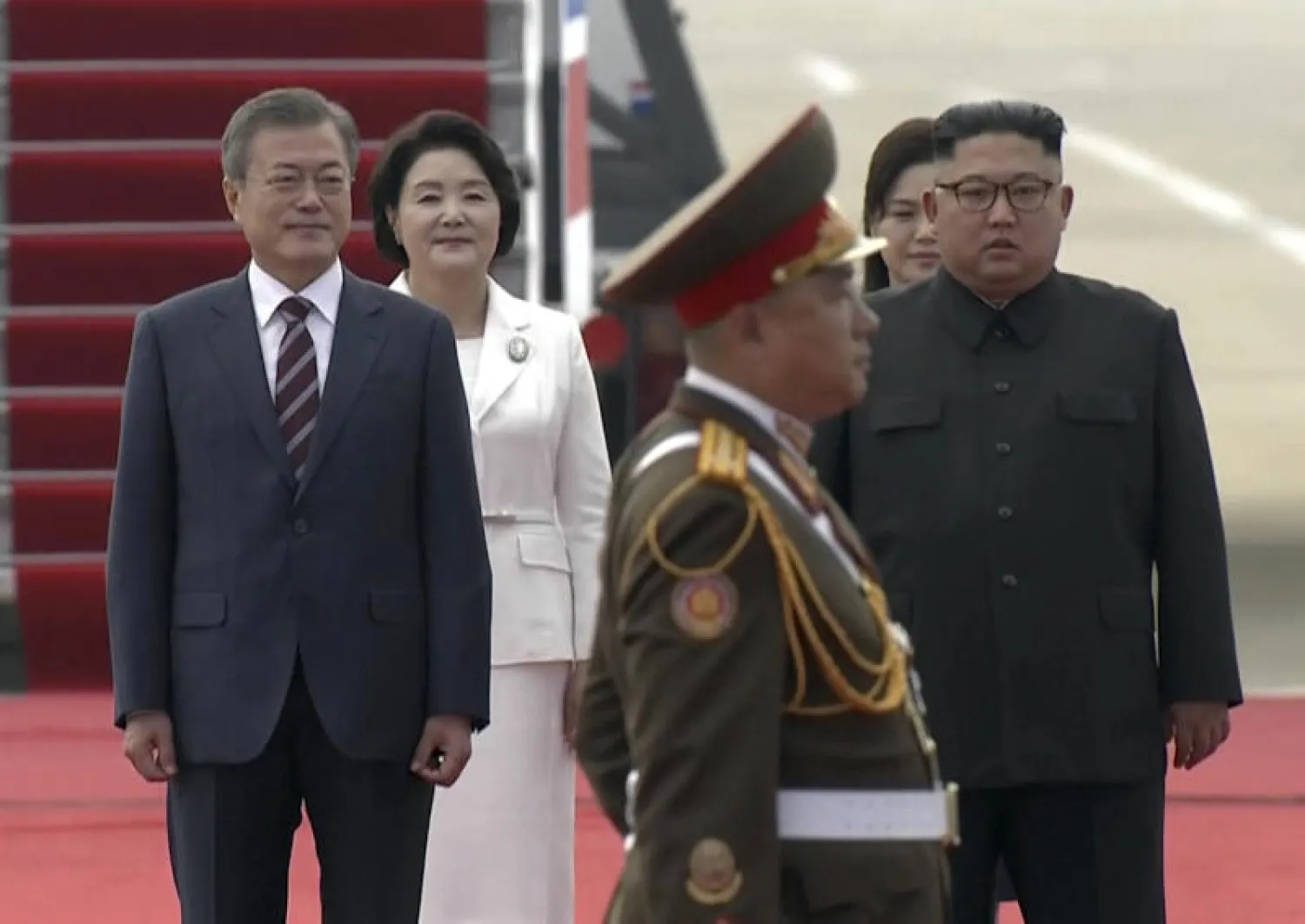 الزعيم الكوري الشمالي كيم جونغ أون يستقبل نظيره الجنوبي مون جاي إن خلال زيارته لبيونغ يانغ الشهر الماضي (أ.ب)