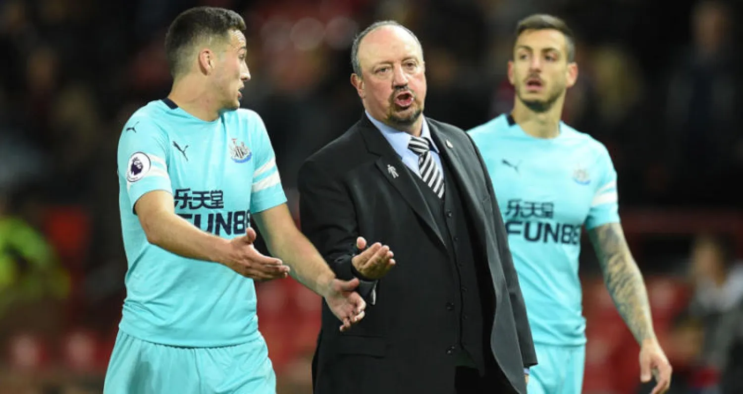 بينيتيز مدرب نيوكاسل يمتلك خبرات هائلة وموارد هزيلة (أ.ف.ب)