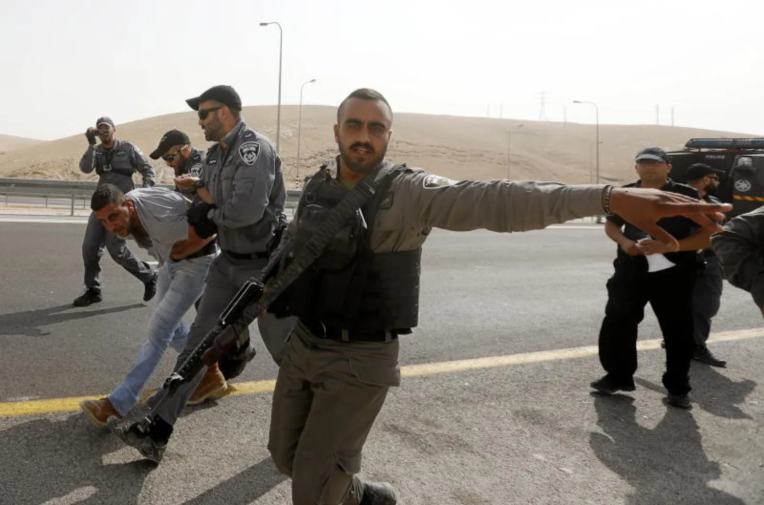 القوات الإسرائيلية تعتقل ناشطين فلسطينيين بالقدس - أرشيفية (إ.ب.أ)