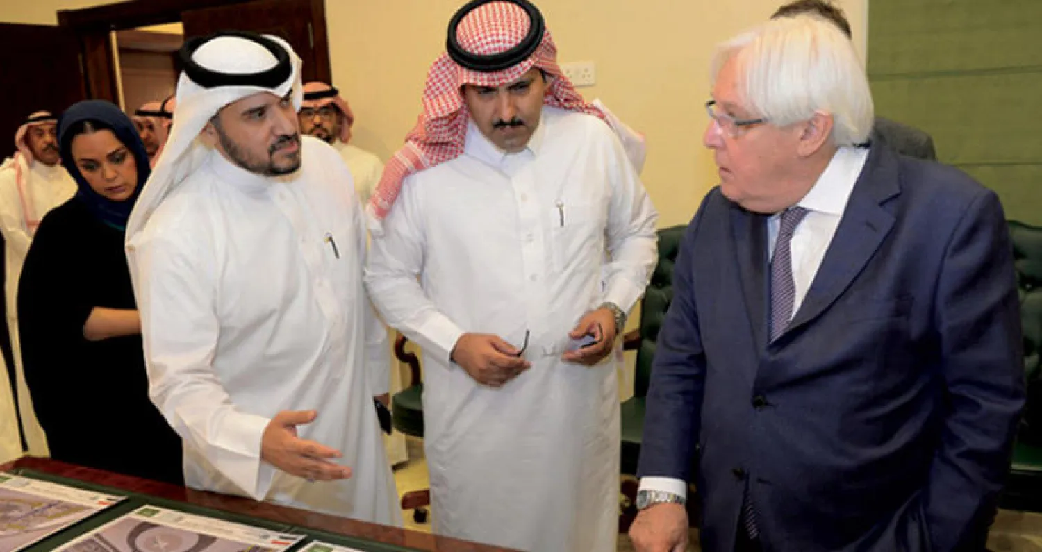 غريفيث مع السفير السعودي لدى اليمن في صورة التقطت بالرياض الشهر الماضي (واس)