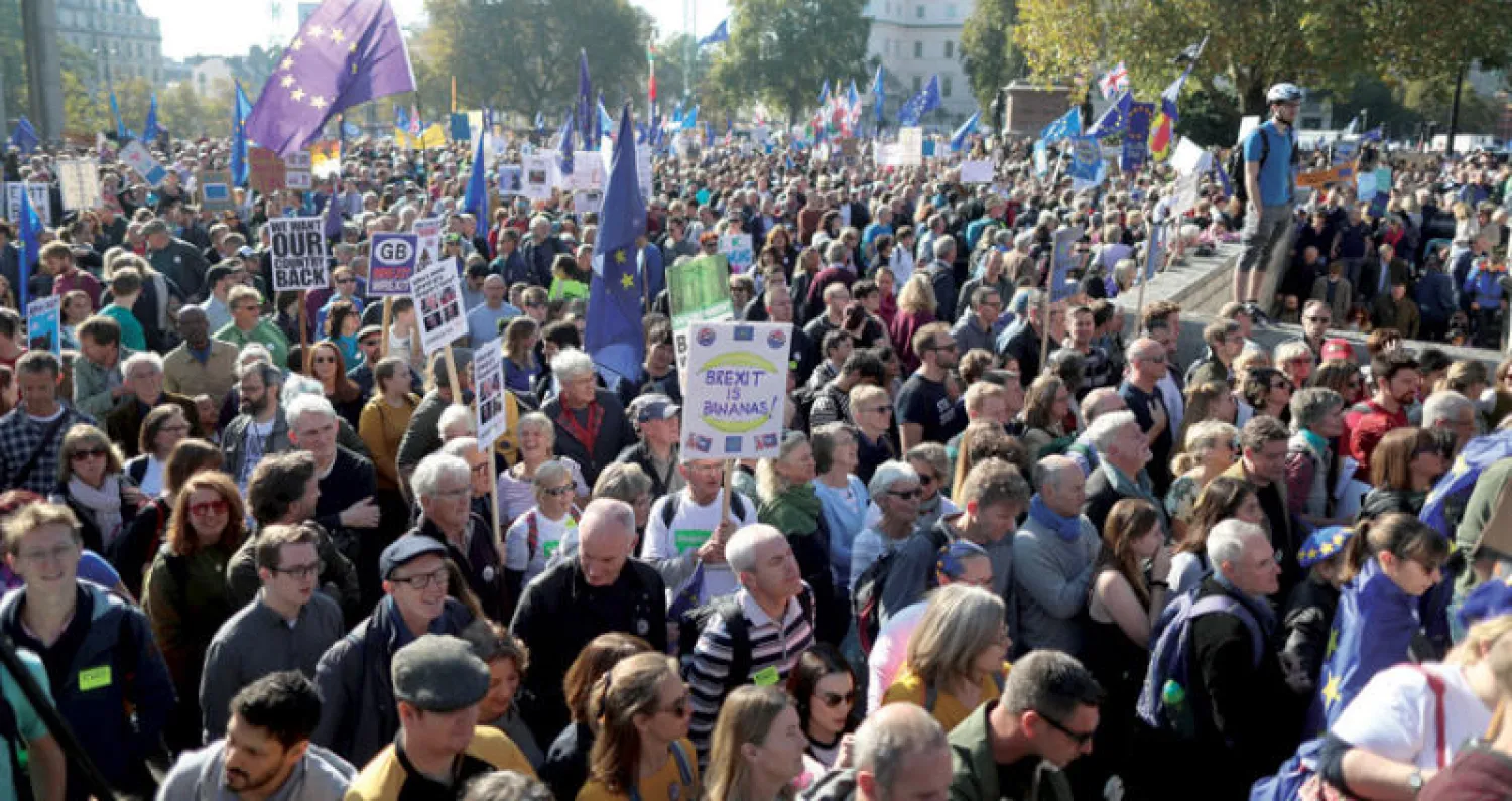 جانب من المسيرة المناهضة لبريكست في لندن أمس (رويترز)