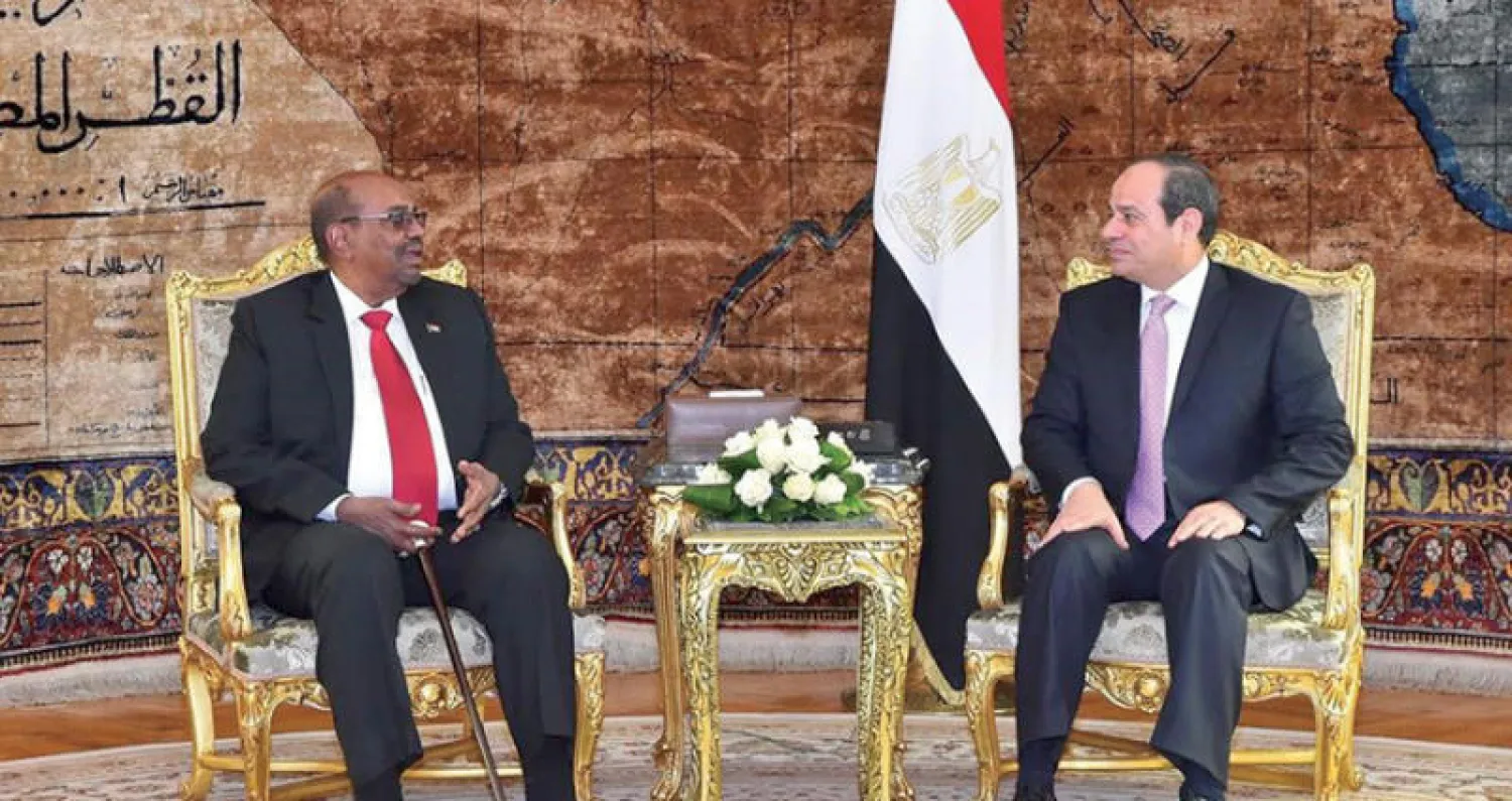قمة سابقة جمعت الرئيسين السيسي والبشير في القاهرة (غيتي)