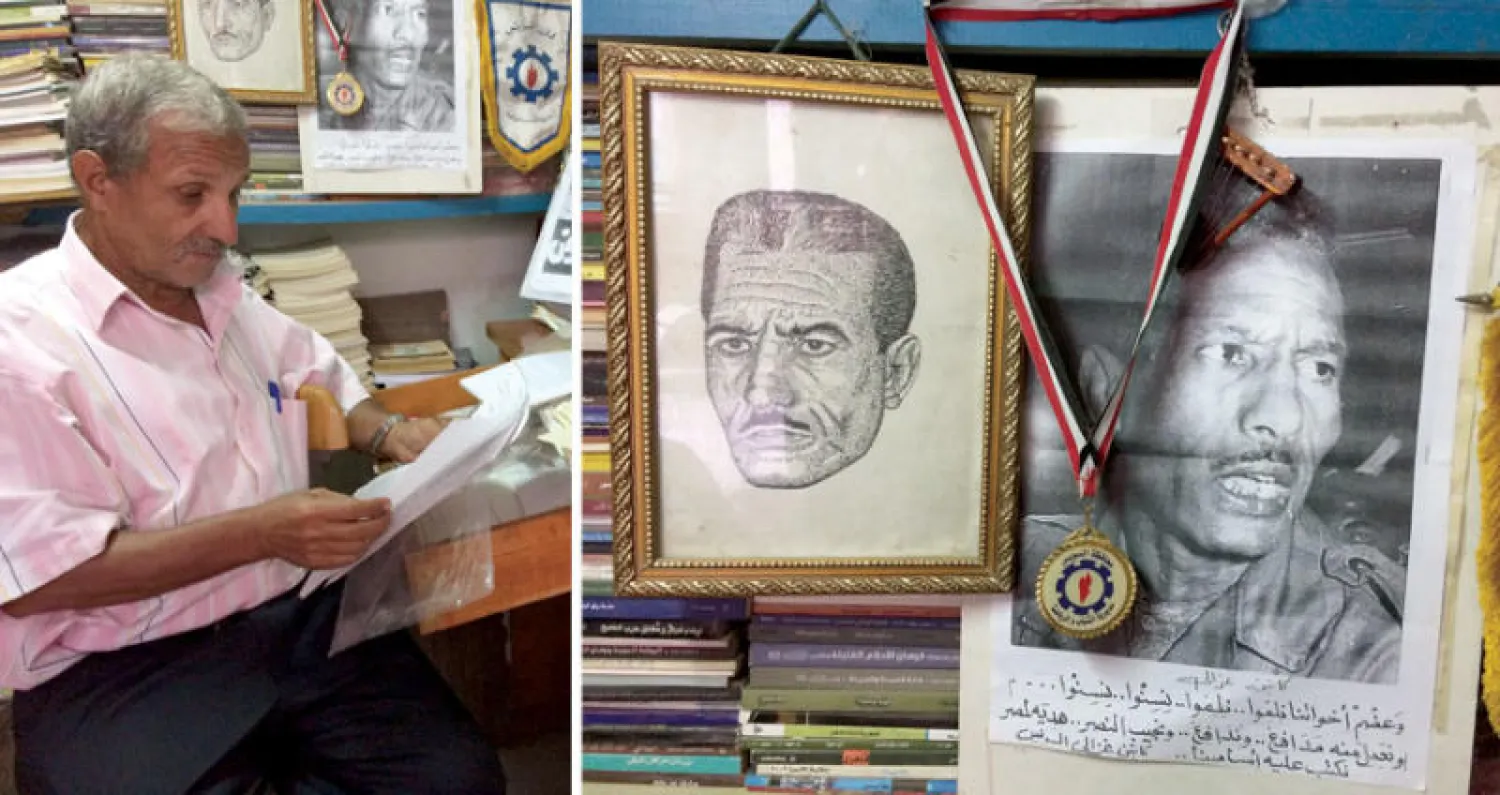 جانب من مقتنيات مكتبة شاعر المقاومة المصري الراحل الكابتن غزالي في مدينة السويس («الشرق الأوسط»)  -  الحاج أحمد غزالي الابن الأكبر لشاعر المقاومة المصري الراحل الكابتن غزالي في مدينة السويس («الشرق الأوسط»)