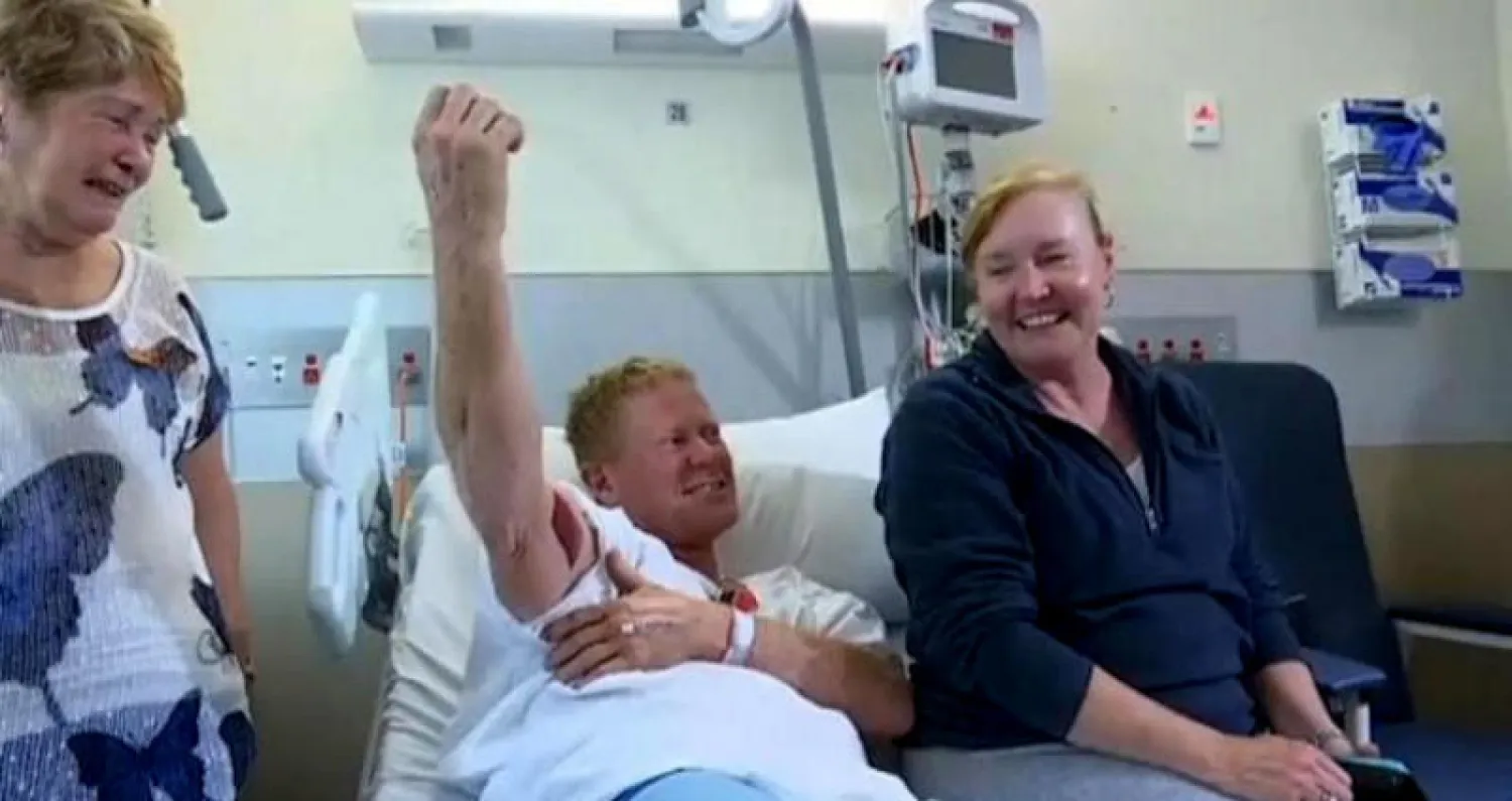 بول كيني يتلقى العلاج في المستشفى بعدما تعرض لعضة قرش (سكاي نيوز)