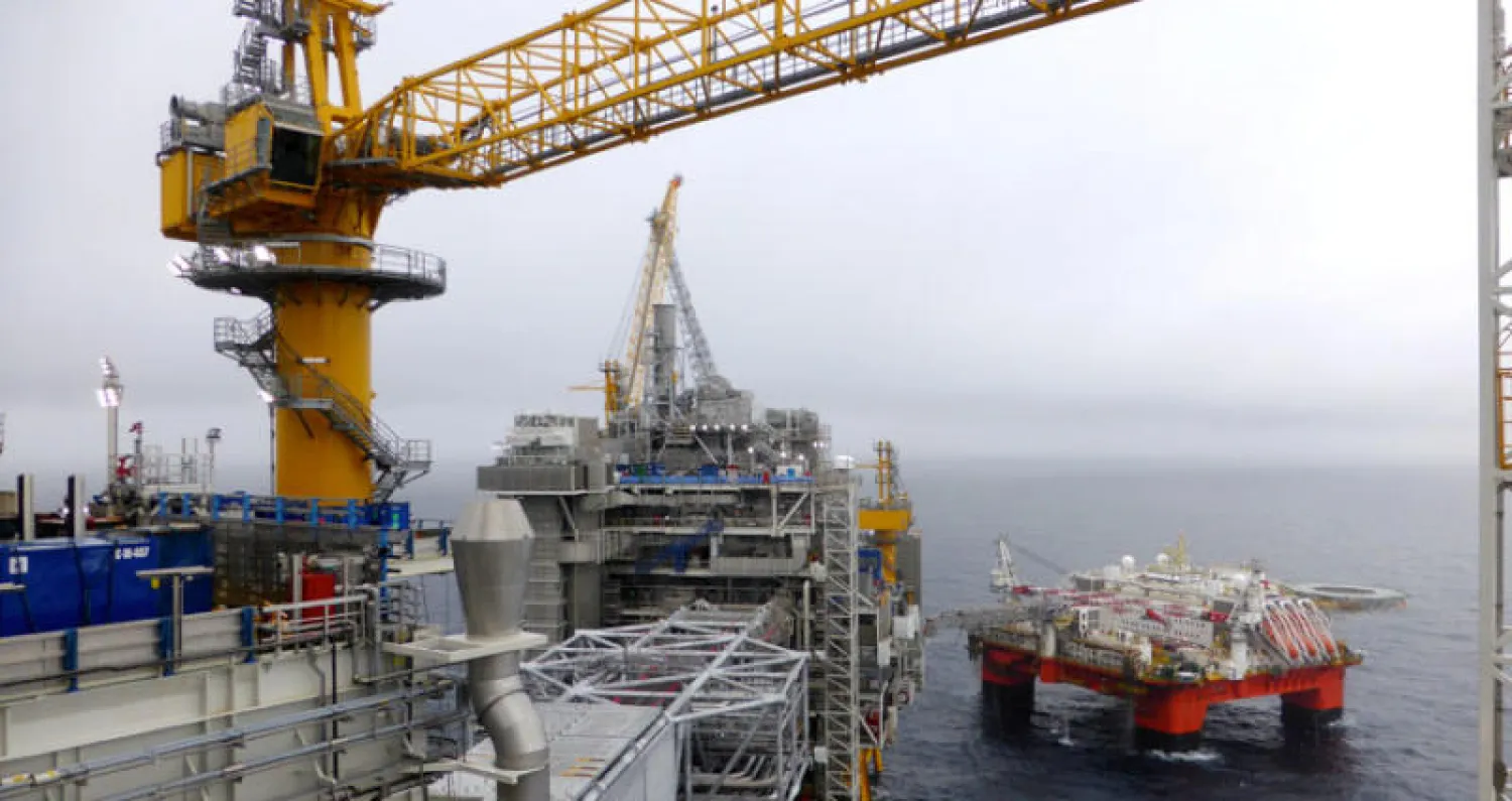 منصة نفطية عائمة في بحر الشمال (رويترز)