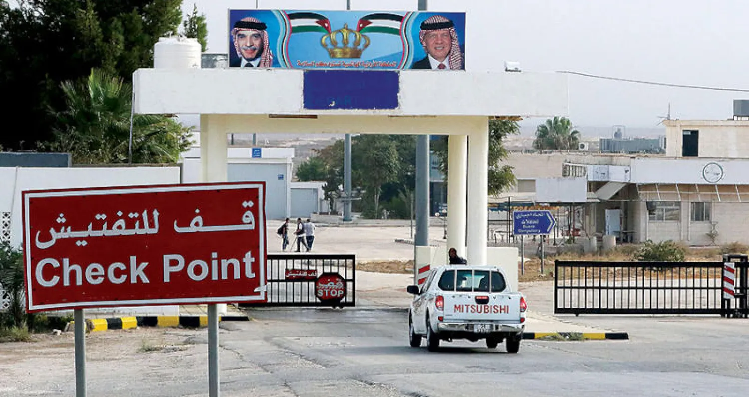 معبر جابر على الجانب الأردني من معبر نصيب على الجانب السوري بعد افتتاحه (أ.ف.ب)