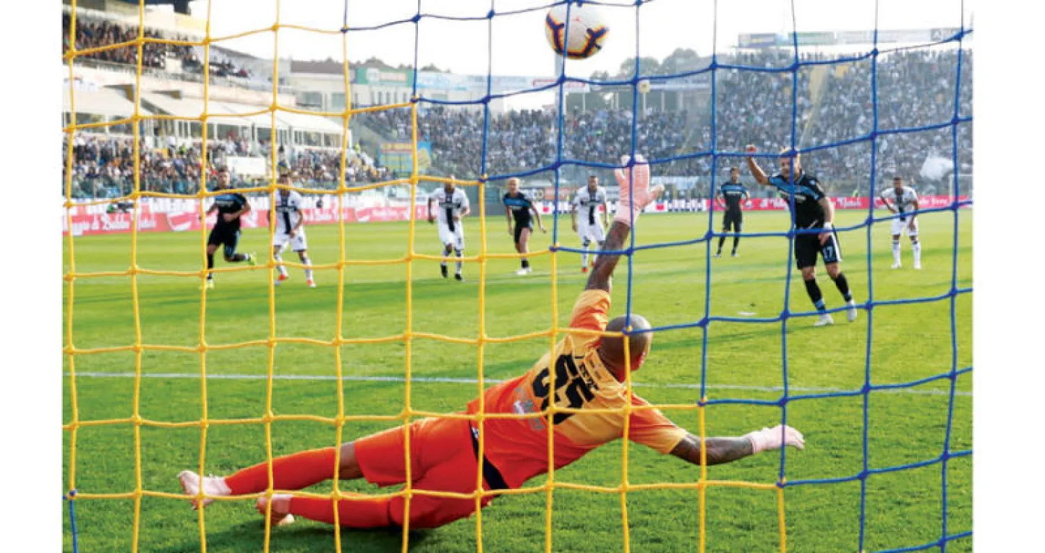 إيموبيلي يسجل هدف لاتسيو الثاني في مرمى بارما من ركلة جزاء (إ.ب.أ)