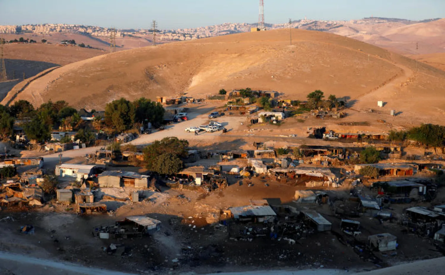 قرية الخان الأحمر بالضفة الغربية المحتلة باتت رمزا لمواجهة الفلسطينيين للاستيطان (رويترز)