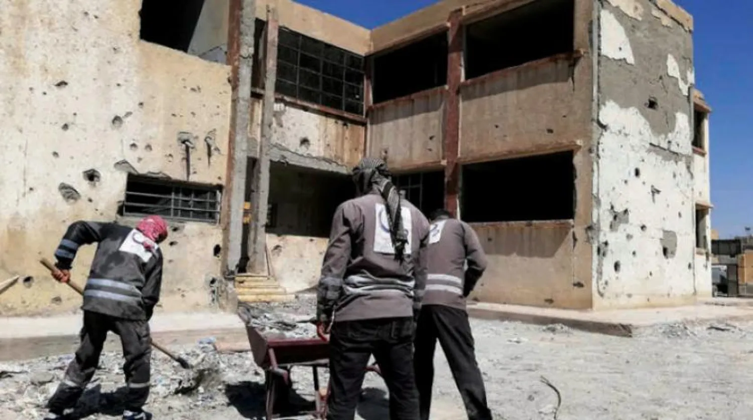 Volunteers help clean the Omar bin Abdulaziz school in Raqqa, Syria. (Asharq Al-Awsat)