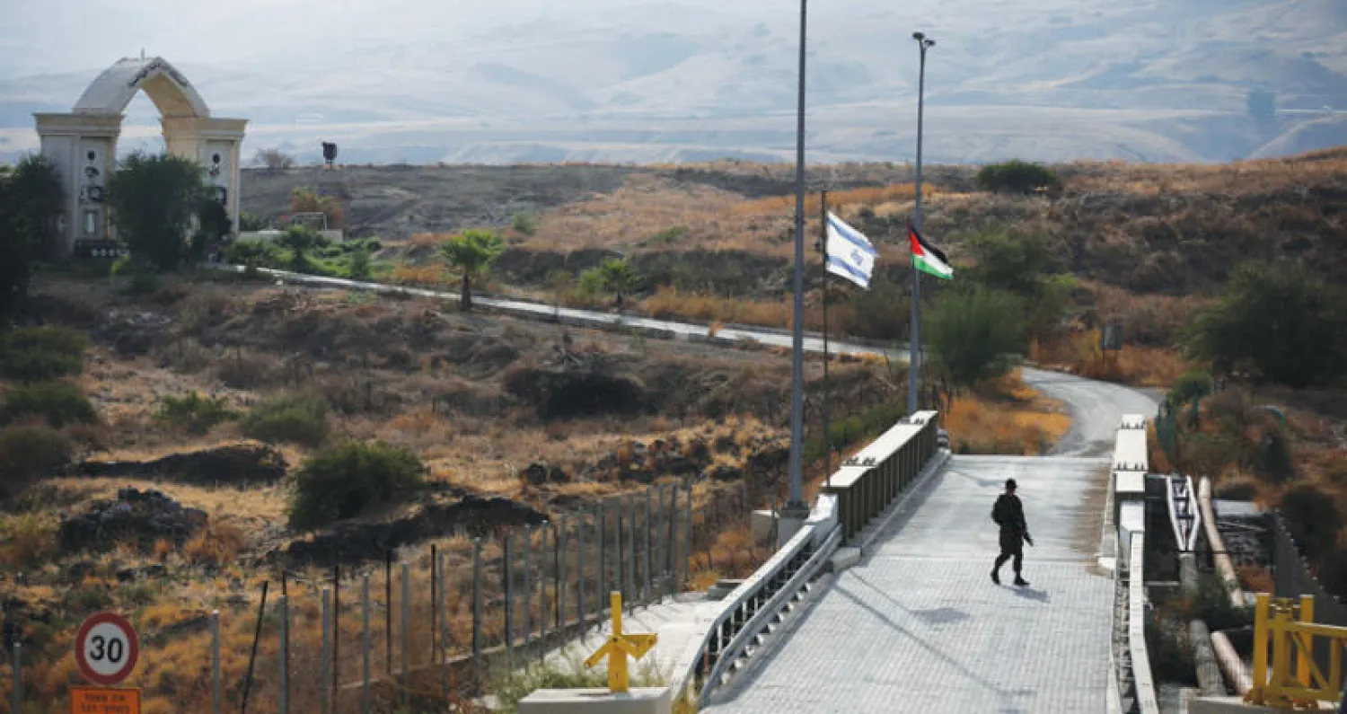 جندي إسرائيلي في المنطقة الحدودية مع الأردن (رويترز)