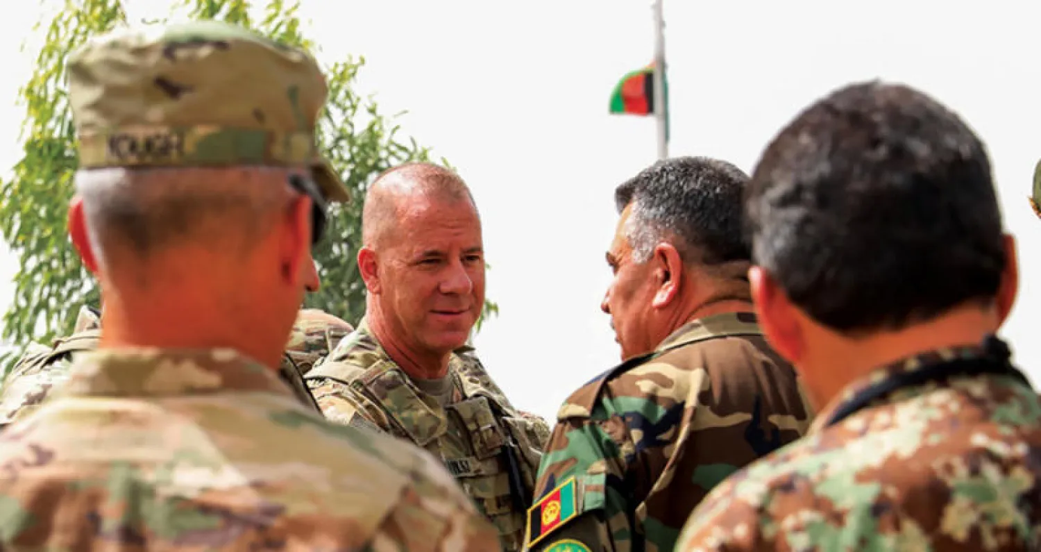 الجنرال جيفري سمايلي قائد قوات الأطلسي في قاعدة جنوب أفغانستان قبل إصابته بطلق ناري يوم الخميس الماضي (أ.ف.ب)