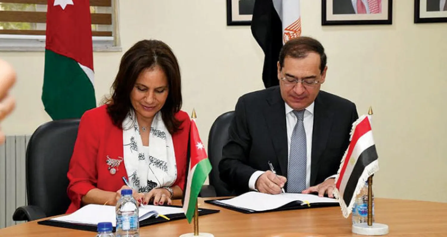 وزير الطاقة المصري ونظيرته الأردنية خلال توقيع مذكرة التفاهم («الشرق الأوسط»)