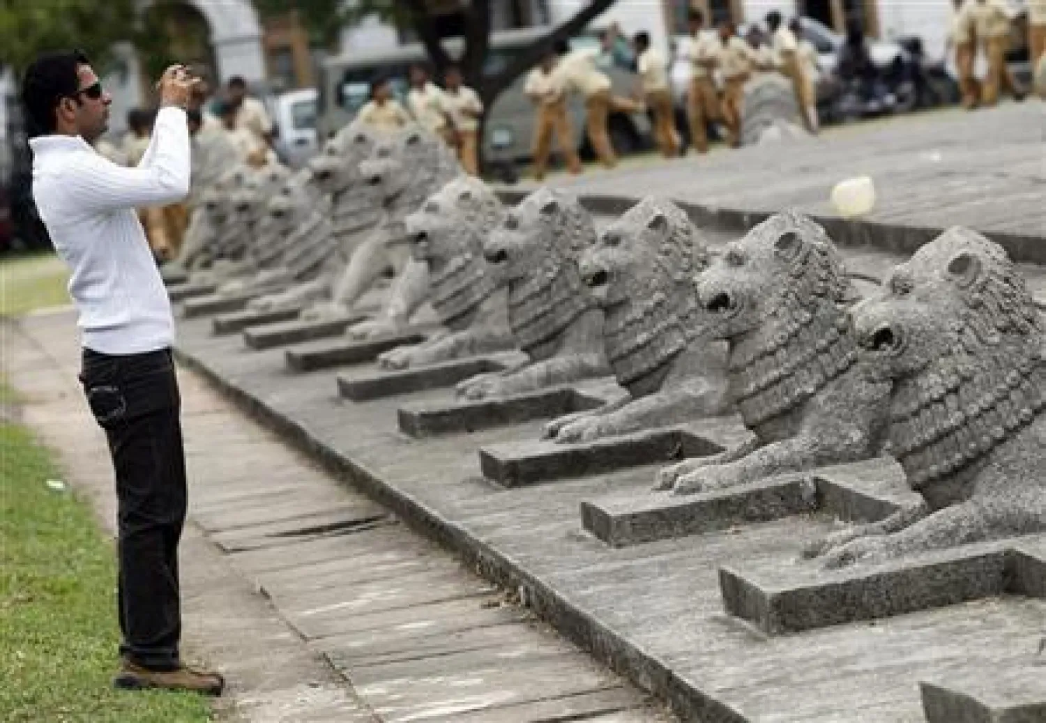 سائح يلتقط الصور في كولومبو عاصمة سريلانكا (رويترز)