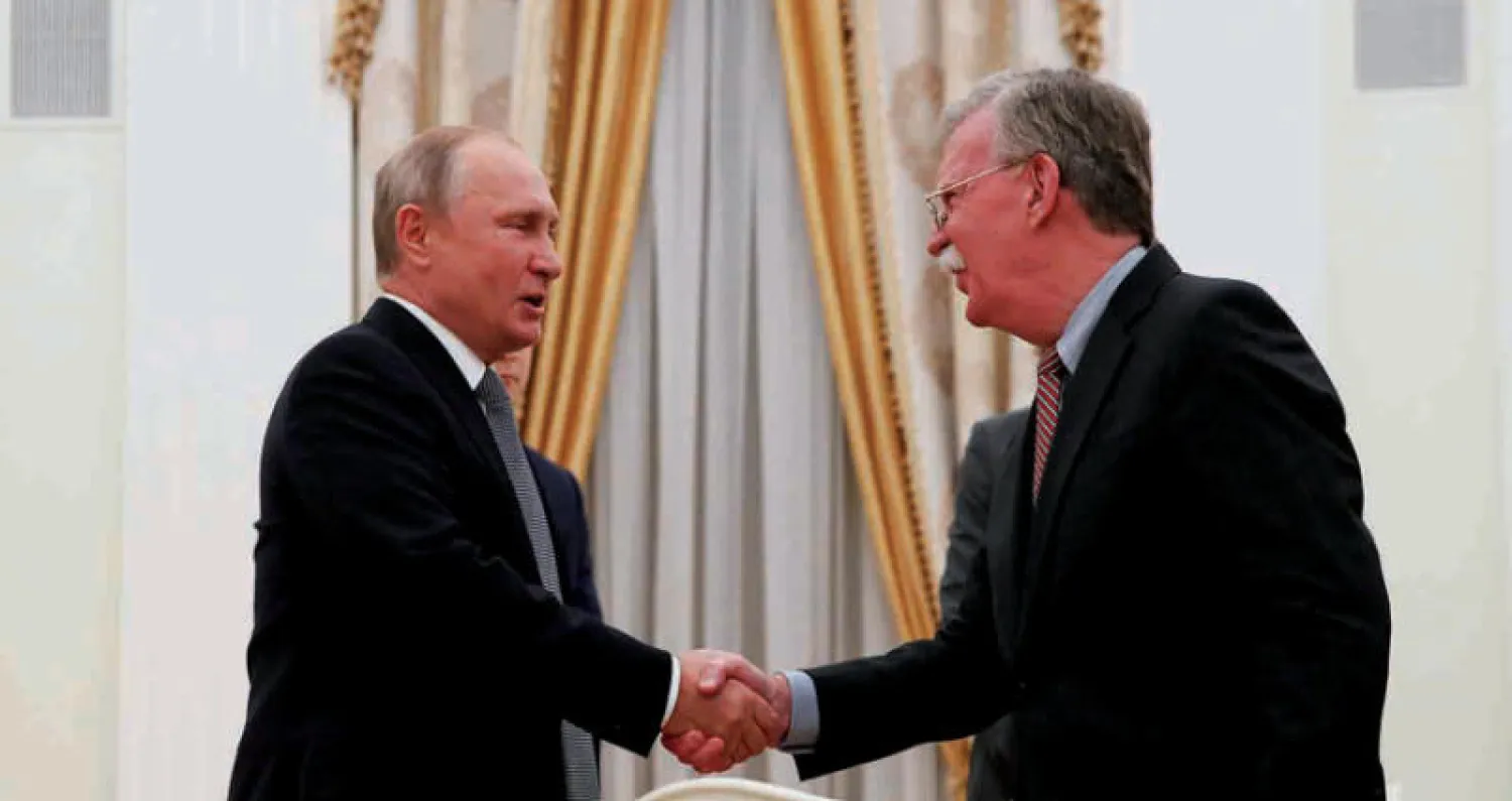 الرئيس الروسي لدى استقباله مستشار الأمن القومي الأميركي في الكرملين أمس (رويترز)
