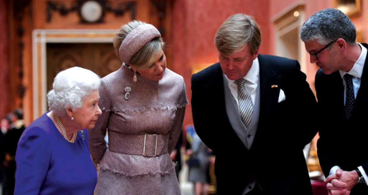الملك فيليم ألكسندر والملكة ماكسيما في ضيافة الملكة إليزابيث بقصر باكنغهام في لندن أمس (رويترز)