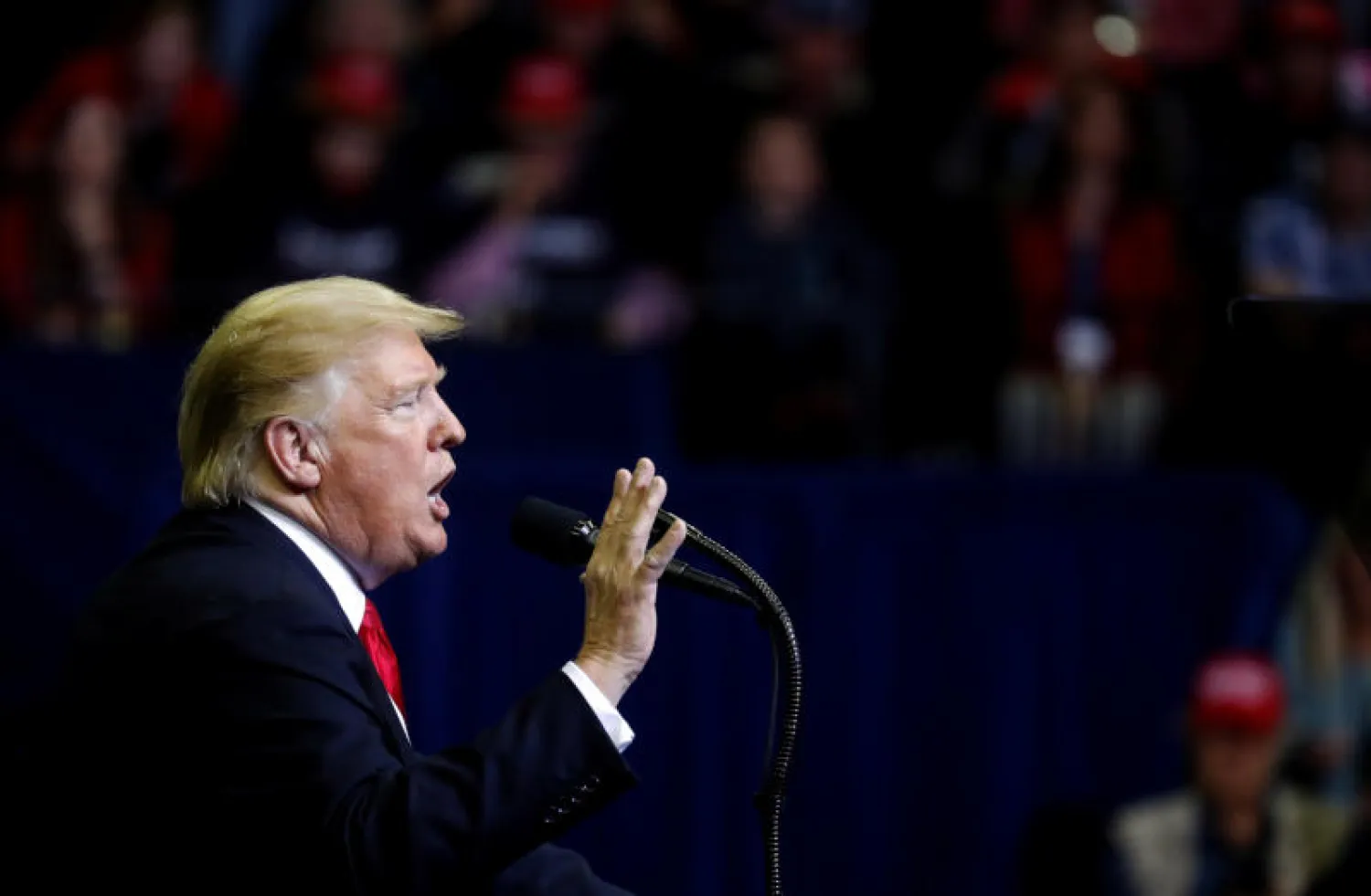 - الرئيس الأميركي دونالد ترمب (رويترز)
- الأمير البريطاني هاري وزوجته ميغان يصلان إلى فيجي (رويترز)
- شعار مجموعة «علي بابا» الصينية العملاقة للتجارة الإلكترونية وخدمات الإنترنت (أ.ف.ب)
- اللاعب المصري ومهاجم ليفربول محمد صلاح (رويترز)