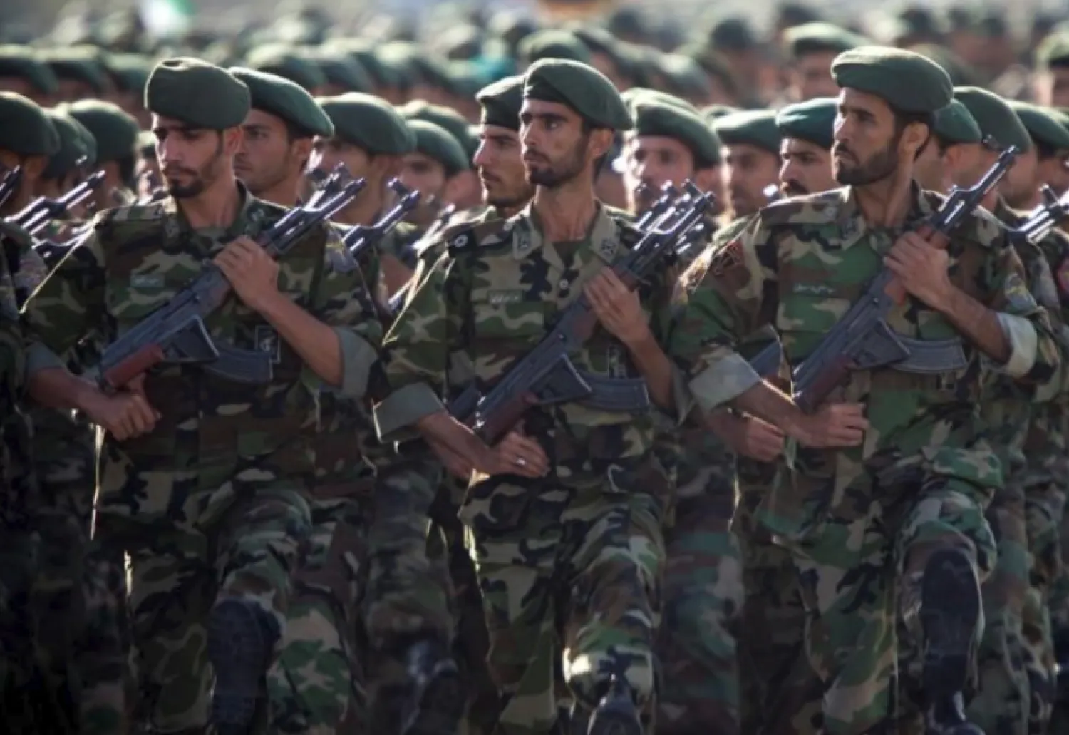 Members of Iran's Revolutionary Guards march during a military parade in Tehran September 22, 2007. REUTERS/Morteza Nikoubazl/File Photo