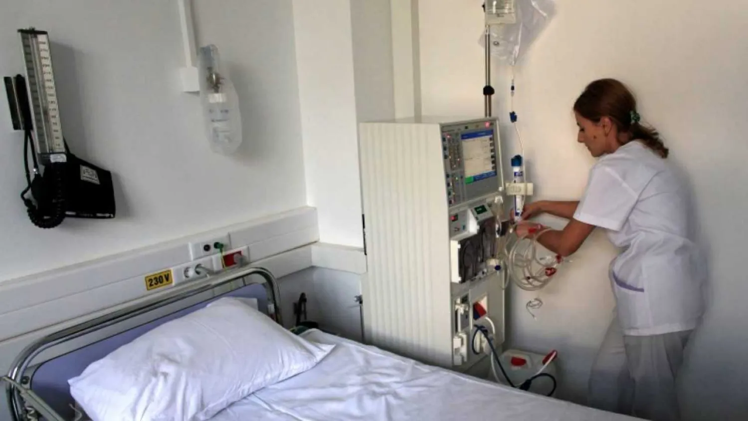 Nurse  prepares a dialysis machine for a diabetes patient at Nicolae Paulescu National Institute for Diabetes, Nutrition and Metabolic Diseases in Bucharest |  Reuters