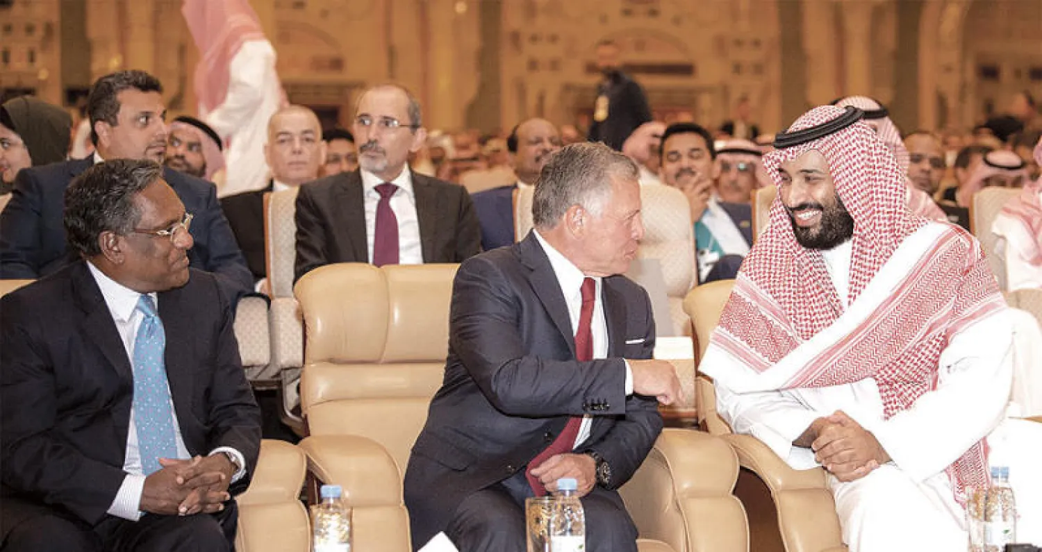 الأمير محمد بن سلمان ولي العهد السعودي والملك عبد الله الثاني عاهل الأردن  في إحدى جلسات منتدى مستقبل الاستثمار في الرياض أمس (تصوير: بندر الجلعود)