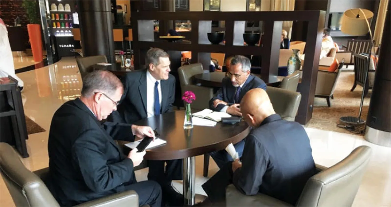 جانب من لقاء محافظ المركزي اليمني والسفير تولر في الرياض أمس (سبأ)