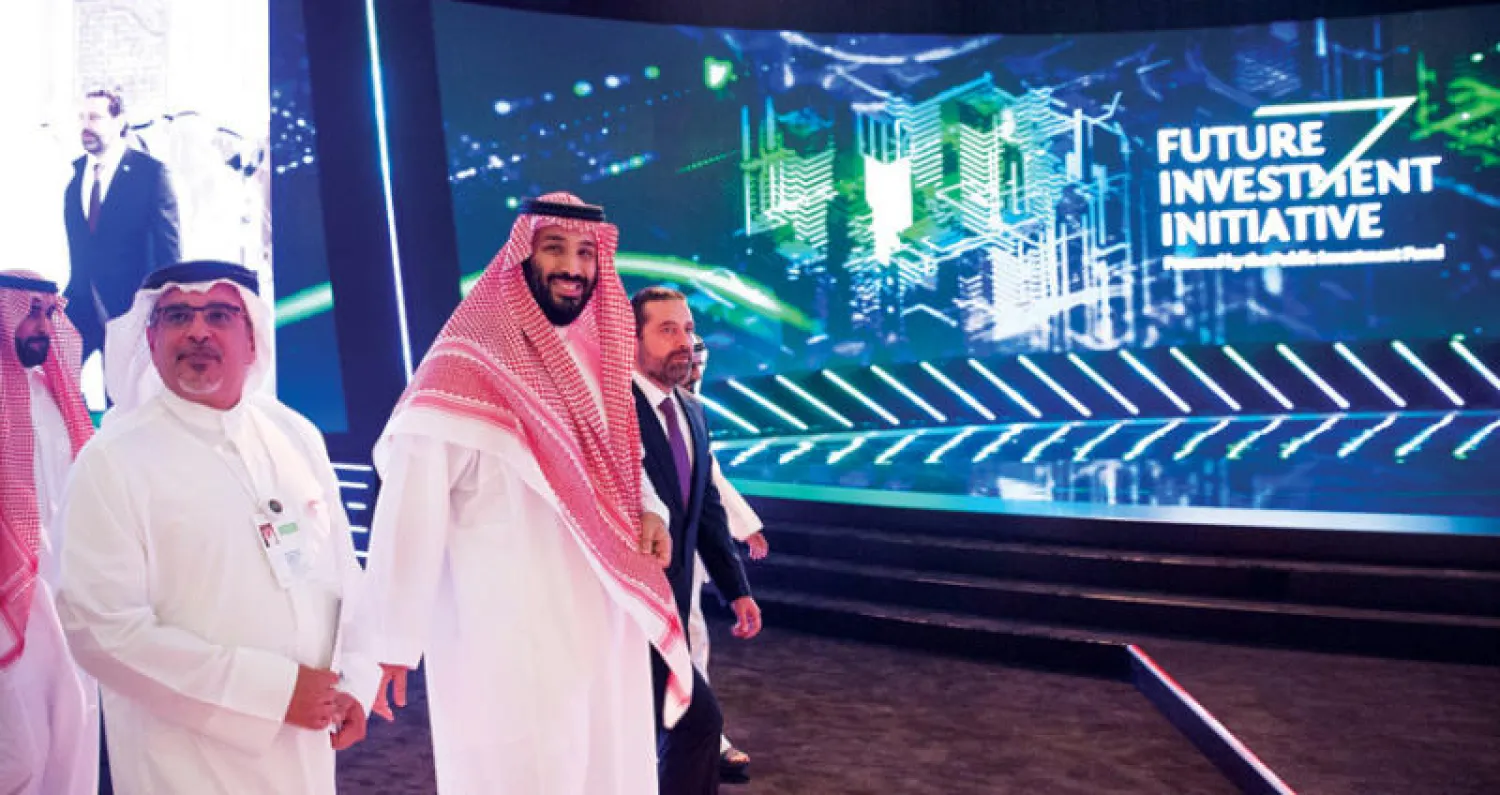 ولي العهد السعودي الأمير محمد بن سلمان وولي عهد البحرين الأمير سلمان بن حمد آل خليفة ورئيس الوزراء اللبناني سعد الحريري بمنتدى «مستقبل الاستثمار» في الرياض أمس (تصوير: بندر الجلعود)