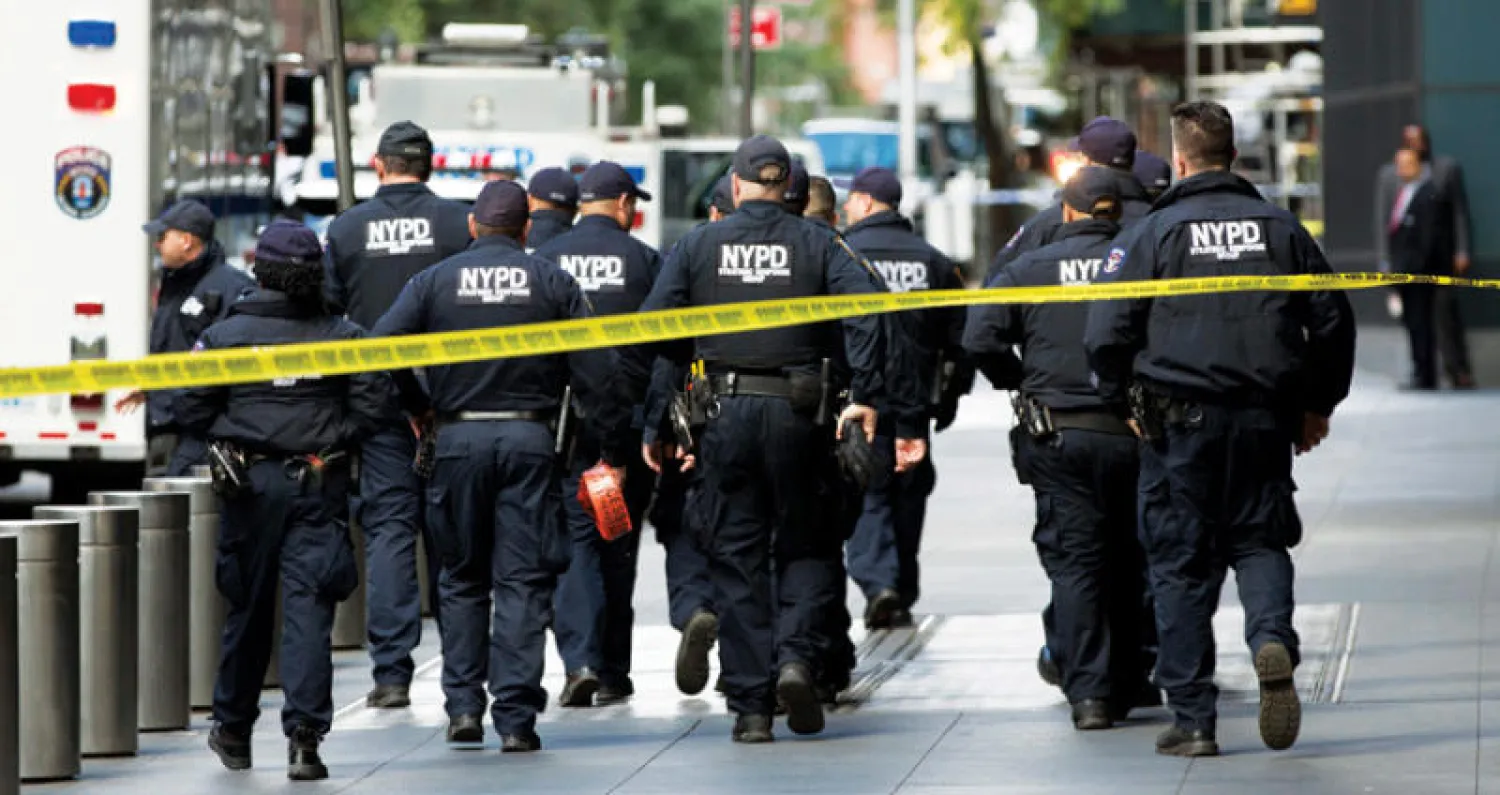 عناصر من الشرطة يغادرون مبنى تايم وارنر بعد إخلاء مكاتب «سي إن إن» في نيويورك أمس (أ.ب)