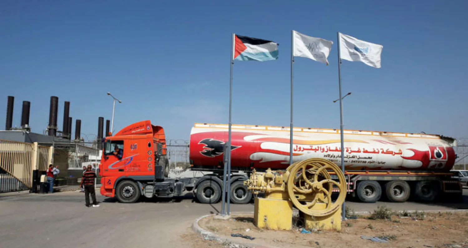 شاحنة تابعة لشركة نفط غزة للغاز والبترول تنقل محروقات إلى محطة توليد كهرباء غزة (رويترز)