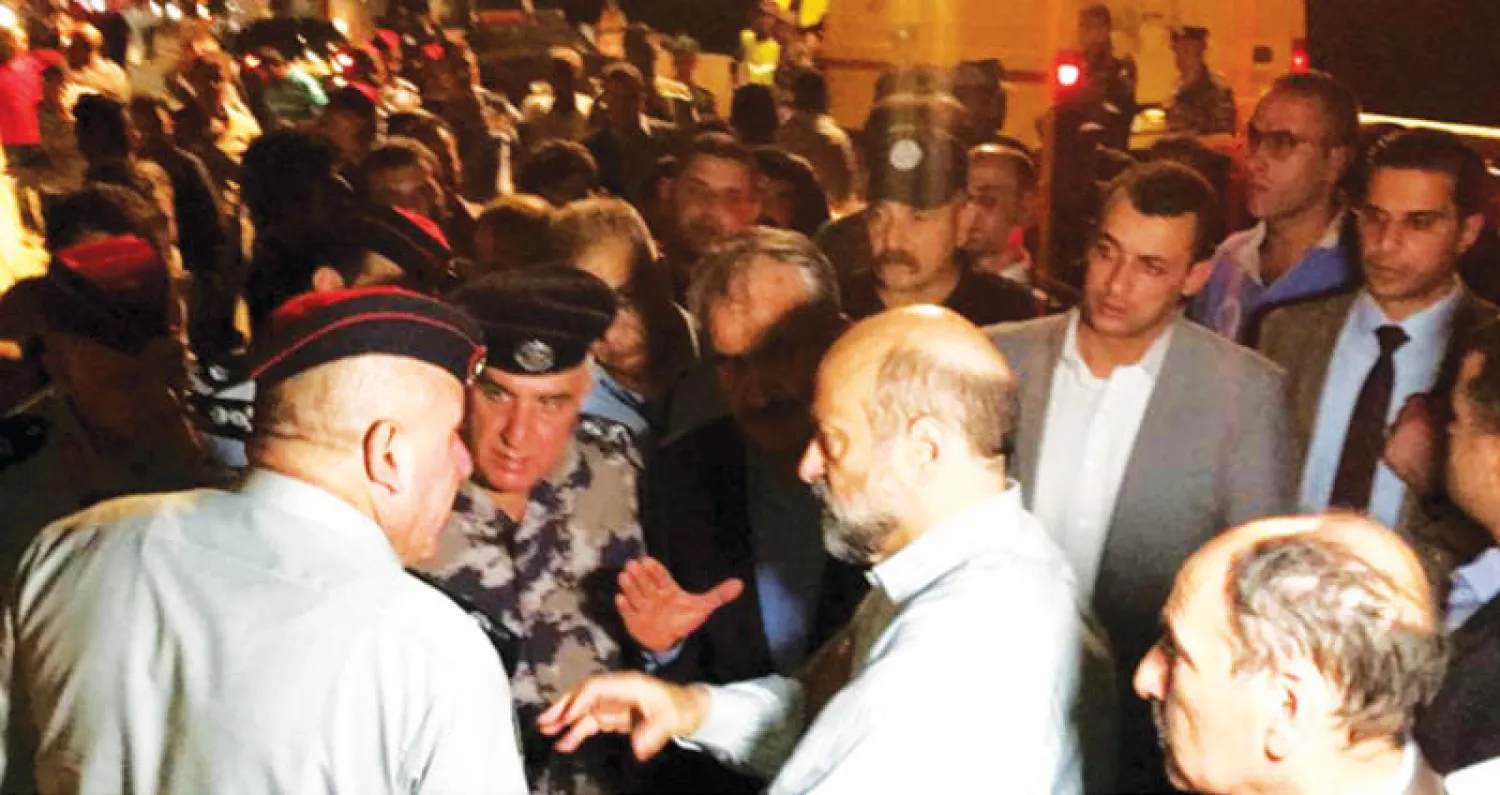 رئيس الوزراء عمر الرزاز أشرف على جهود إنقاذ طلبة المدرسة ومرافقيهم من المعلمين الذين داهمتهم السيول في منطقة المياه الساخنة / الزارة البحر الميت (وكالة الأنباء الأردنية)