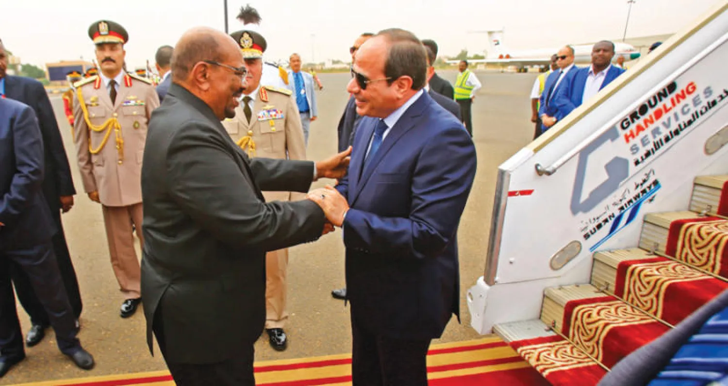 الرئيس السوداني عمر البشير مستقبلاً نظيره المصري عبد الفتاح السيسي لدى وصوله إلى الخرطوم أمس (أ.ف.ب)