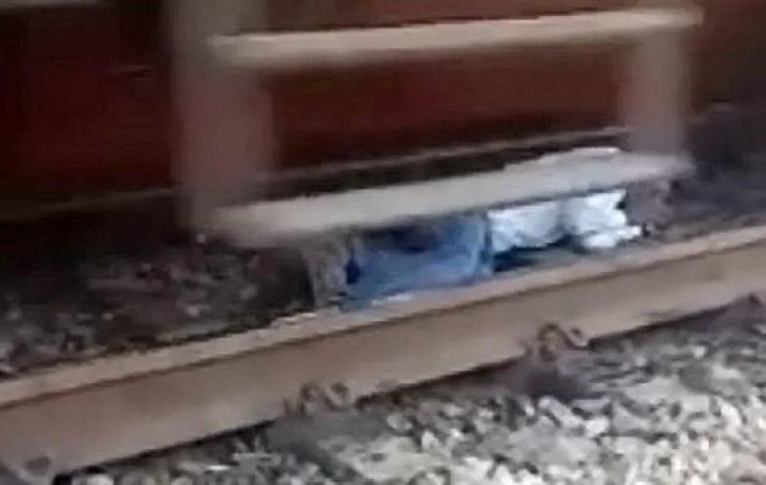 لقطة من الفيديو المصور للحادث و القطار يعبر فوق الرجل الهندي (تويتر)