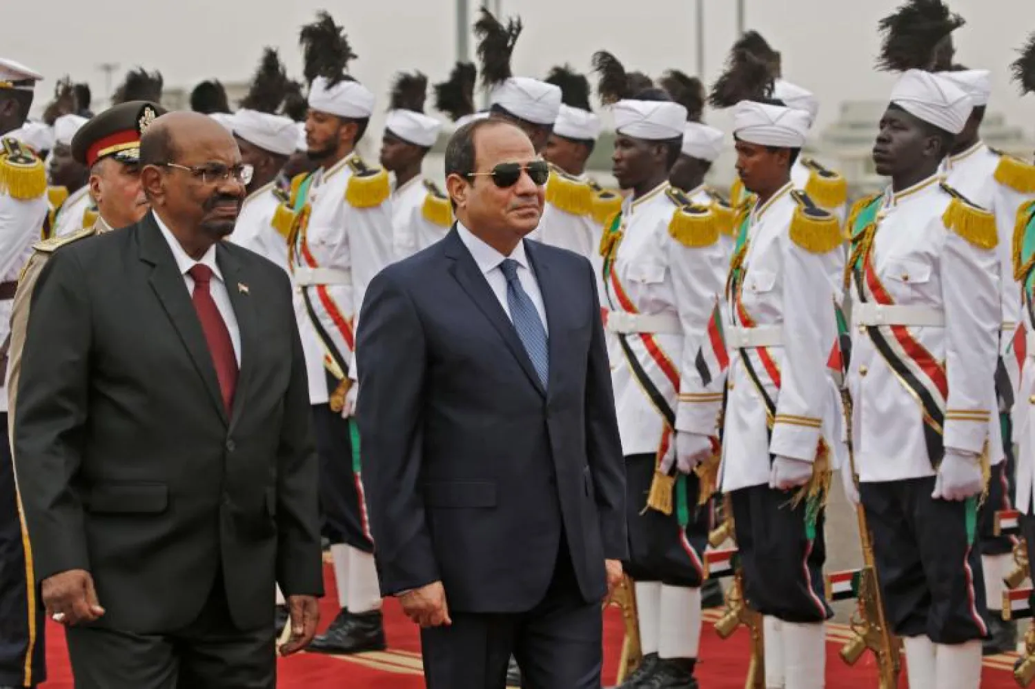 الرئيسان المصري عبد الفتاح السيسي والسوداني عمر البشير (أ.ف.ب)