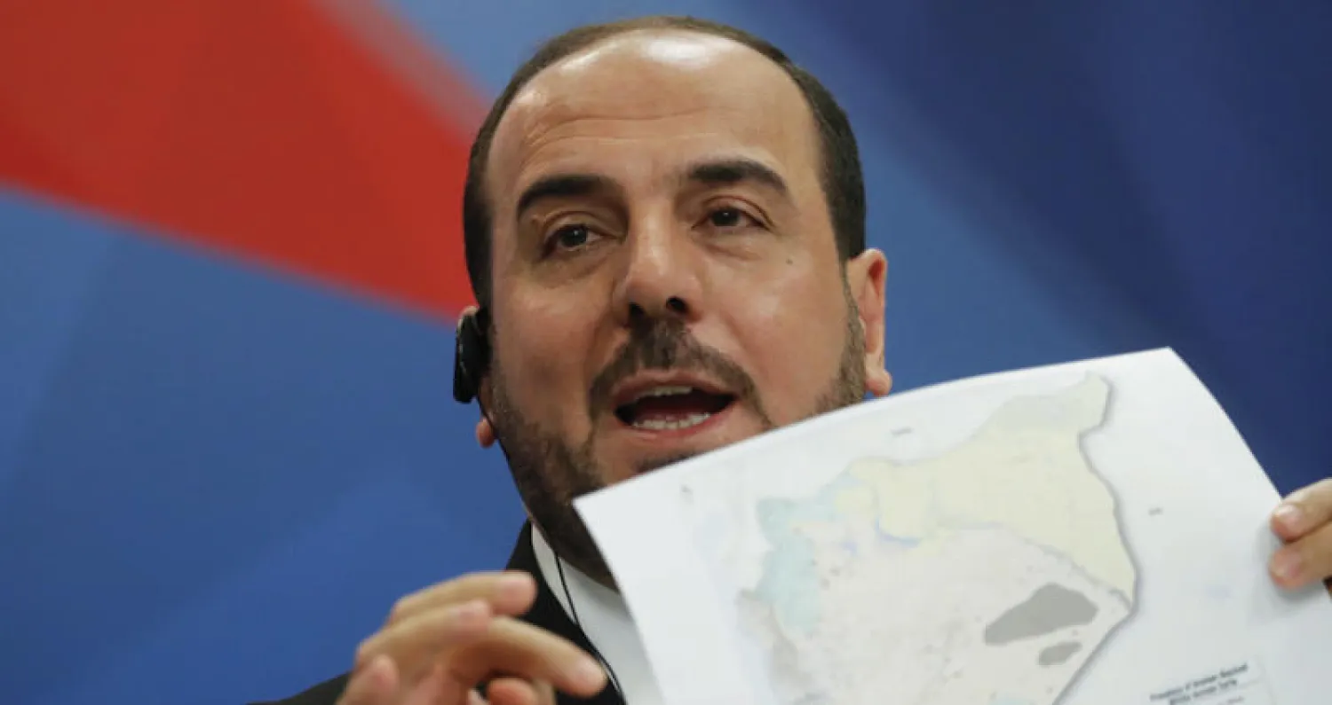 رئيس «هيئة التفاوض السوري» المعارضة نصر الحريري يعرض خريطة لمناطق السيطرة في سوريا بموسكو أمس (إ. ب. أ)