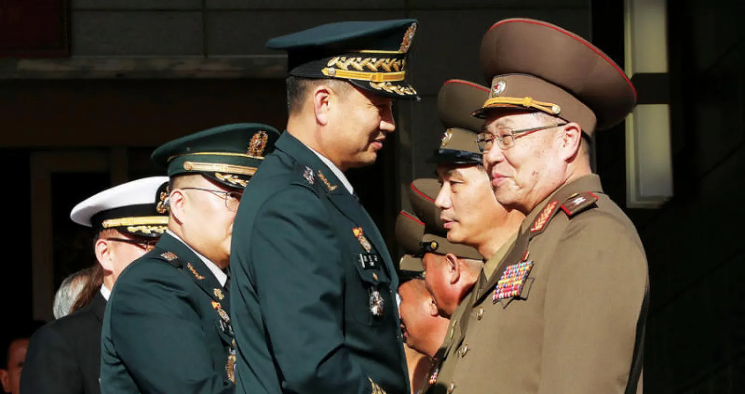 جنرالات من جيشي الكوريتين عقدوا اجتماعا على الجانب الشمالي من المنطقة المنزوعة السلاح (أ.ب)