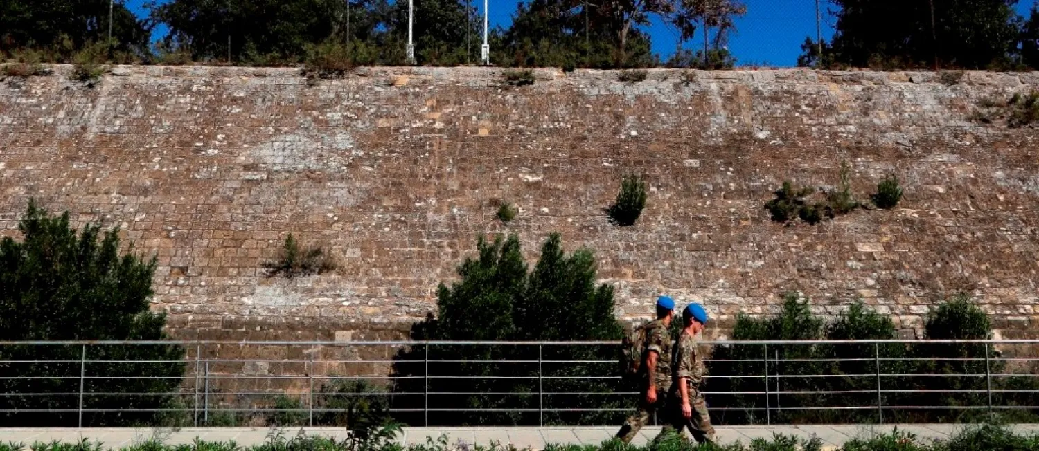 جنديان من قوة حفظ السلام في المنطقة التي يسيطر عليها القبارصة اليونانيون في نيقوسيا (أ. ب)