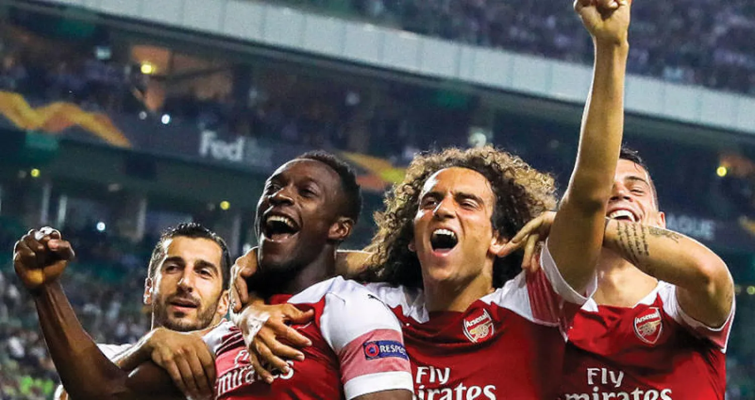 لاعبو آرسنال بعد الفوز على سبورتينغ في الدوري الأوروبي (إ.ب.أ)