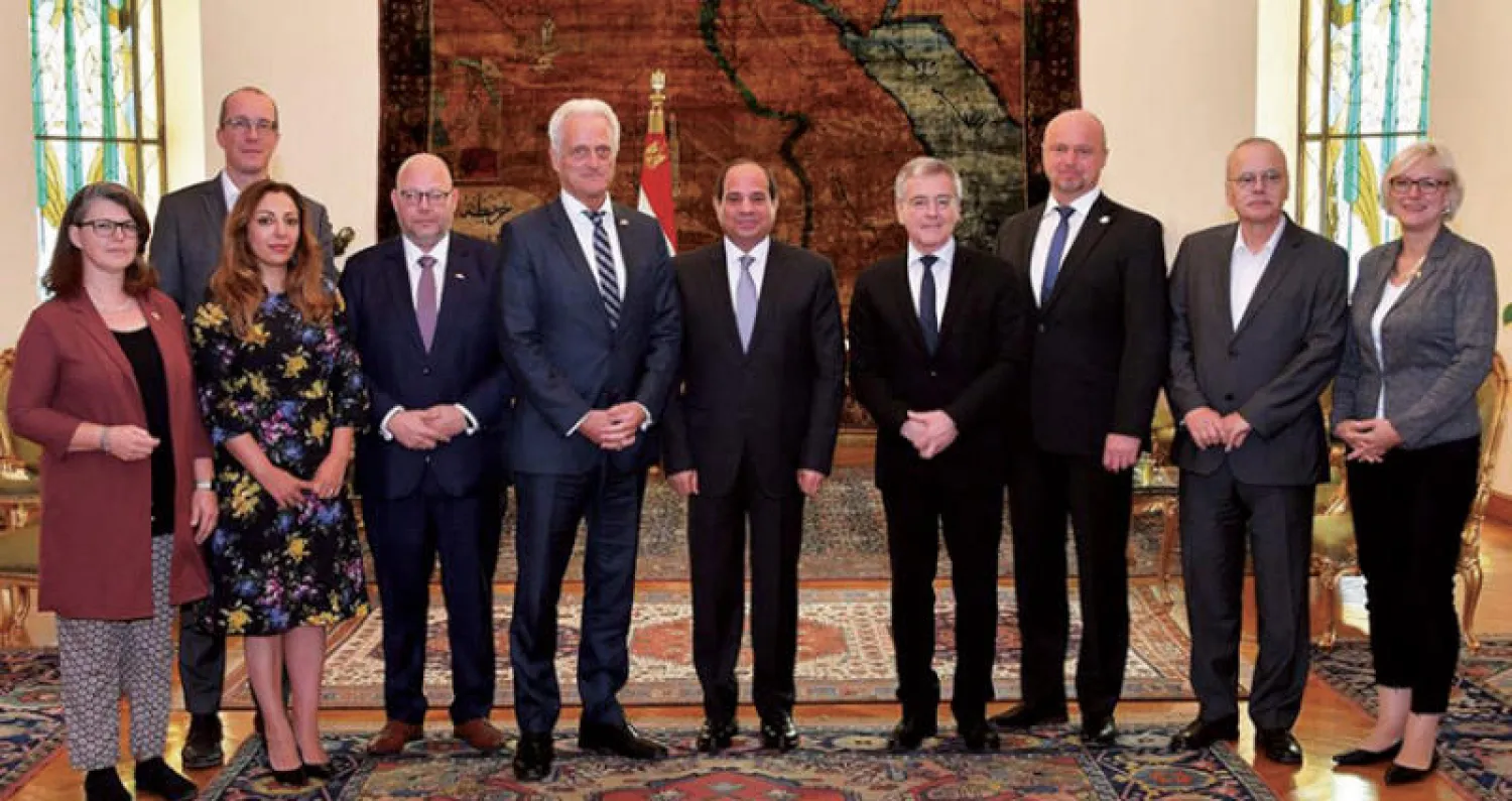 الرئيس المصري عبد الفتاح السيسي لدى استقباله وفداً من برلمان ألمانيا الاتحادية بالقاهرة أمس («الشرق الأوسط»)