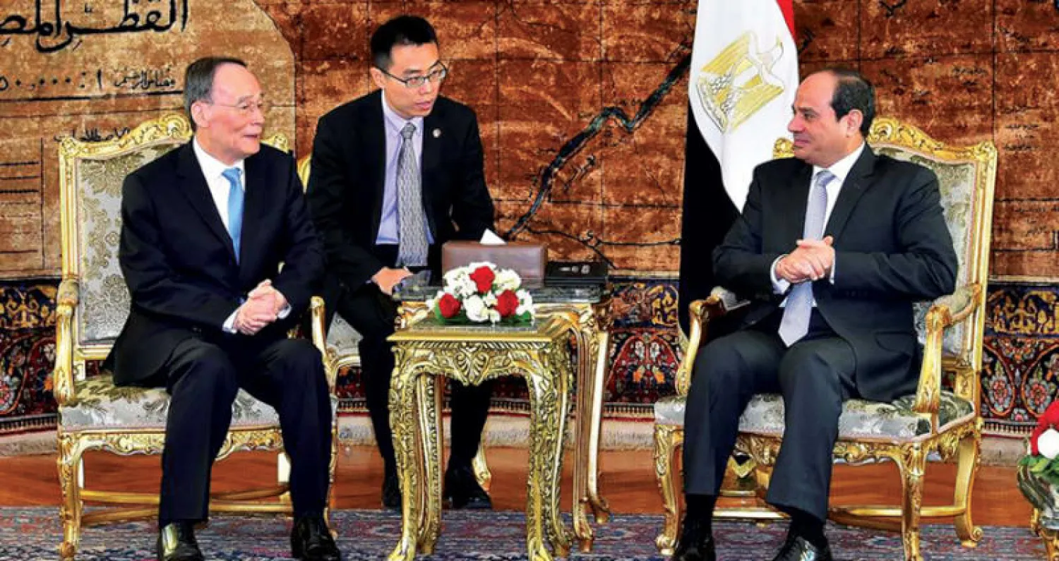 الرئيس المصري عبد الفتاح السيسي لدى استقباله نائب الرئيس الصيني وانغ تشي تشان في القاهرة أمس («الشرق الأوسط»)