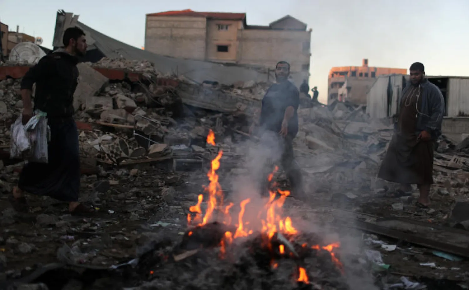 - فلسطينيون يتفقدون موقع سقوط غارة إسرائيلية في قطاع غزة (رويترز)
- ملابس زفاف الأمير البريطاني هاري وزوجته دوقة ساسكس ميغان ماركل تعرض في قلعة وندسور (رويترز)
- عناصر من الشرطة الألمانية (أ.ف.ب)
- عناصر من الشرطة الأفغانية (رويترز)