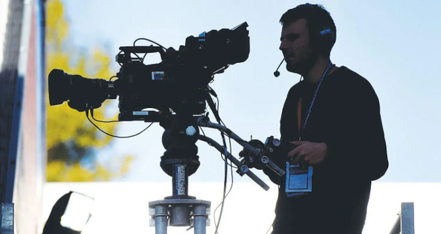 يتسبب عرض مباريات الدوري الممتاز الإنجليزي والمباريات الأوروبية عبر شاشات التلفزيون مباشرة في تراجع معدلات الحضور بالاستادات