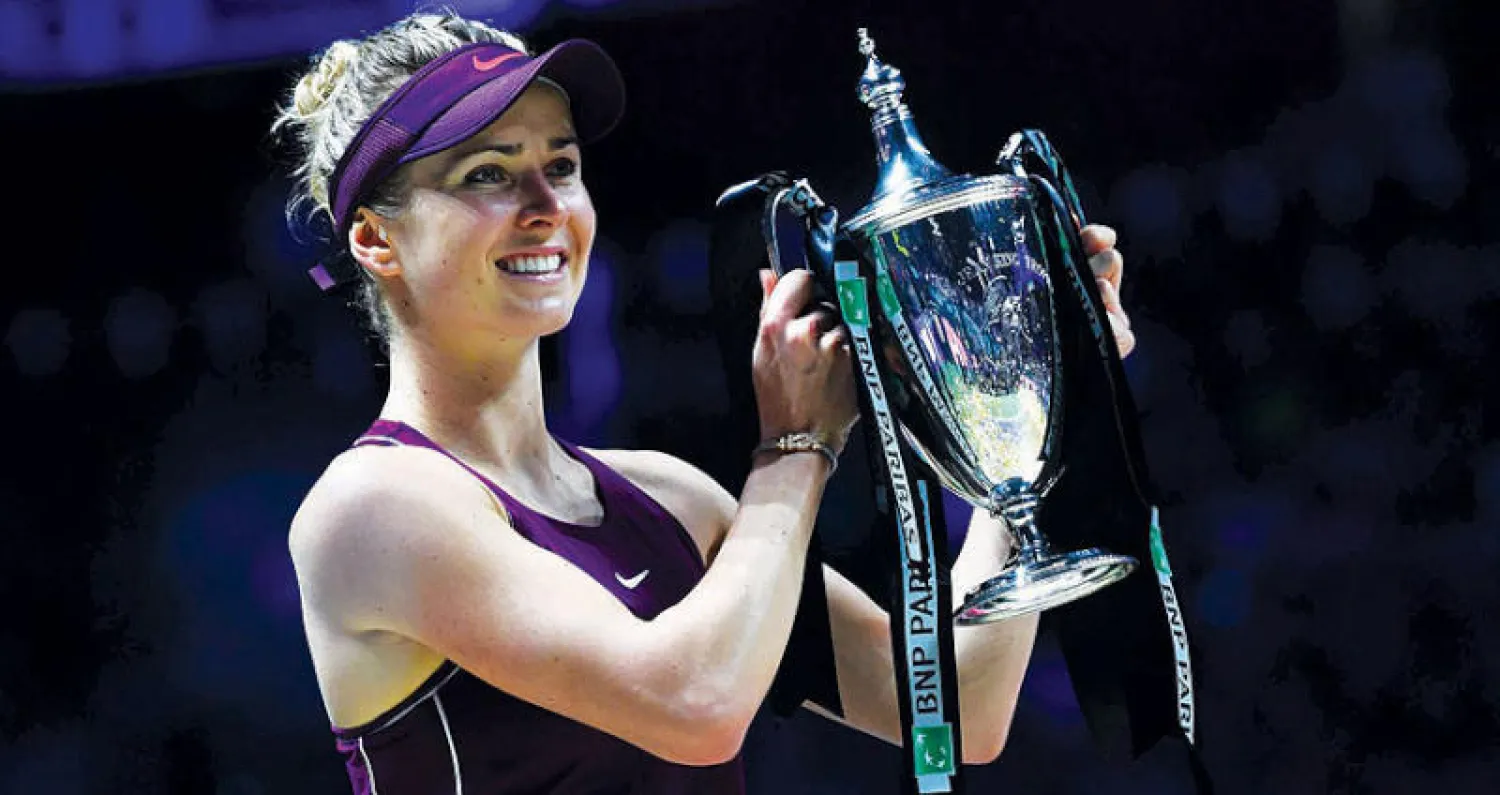 سفيتولينا تحتفل بكأس بطولة الماسترز (أ.ف.ب)