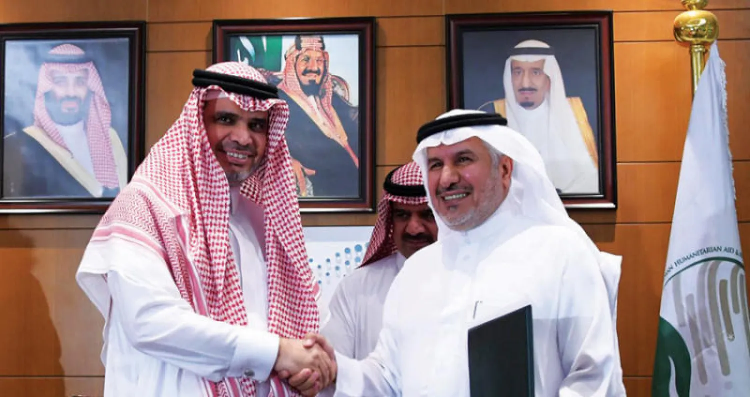 جانب من توقيع مذكرة تعاون بين مركز الملك سلمان للإغاثة ووزارة التعليم بالرياض أمس («الشرق الأوسط»)