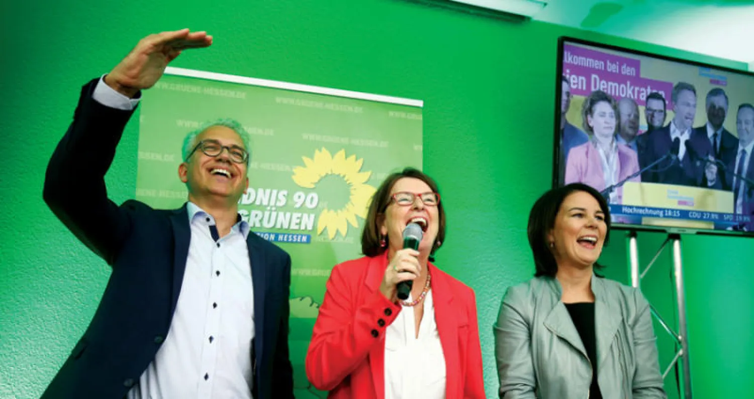 وزير الاقتصاد والطاقة والنقل في حكومة هيسن المحلية طارق الوزير (يسار) يحتفل بنتائج حزب الخضر أمس (رويترز)