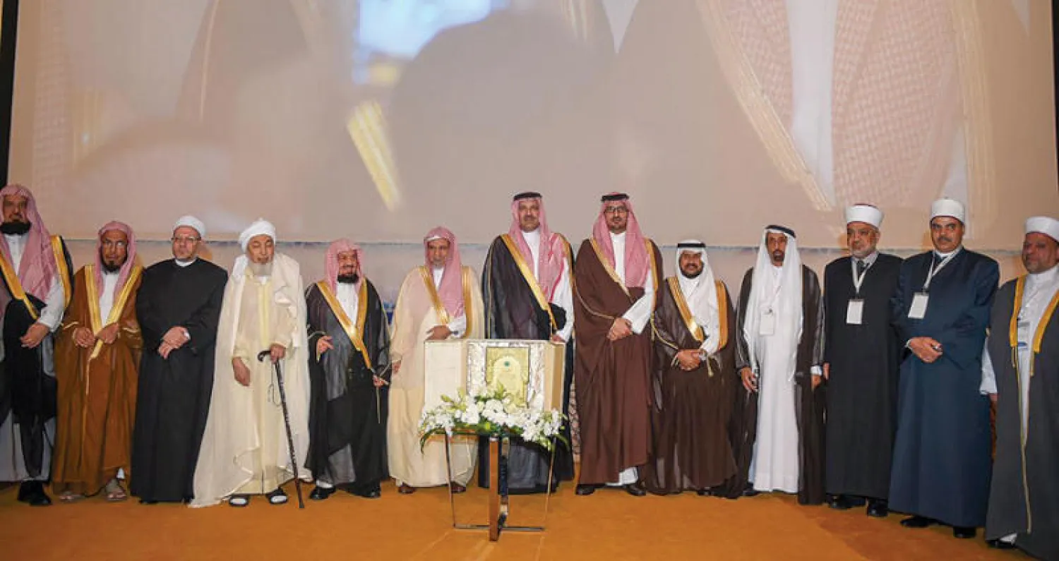 فيصل بن سلمان في أثناء افتتاحه أعمال المؤتمر أمس