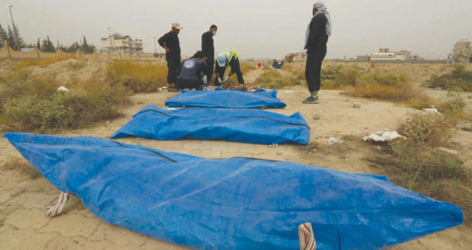 جثامين لأشخاص مجهولي الهوية في الرقة (رويترز)