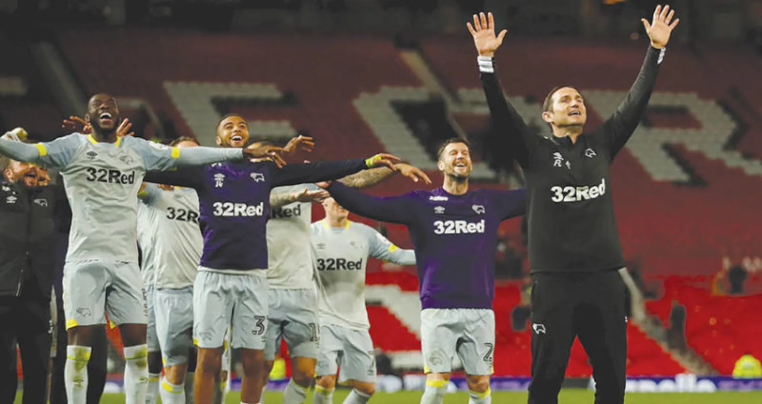 لامبارد يحتفل بعد أن نجح في قيادة دربي للفوز على يونايتد (رويترز)