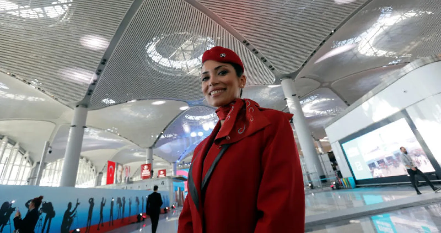 زوار وعمال خلال زيارة لوسائل الإعلام الأجنبية لمطار إسطنبول الجديد (أ.ف.ب)