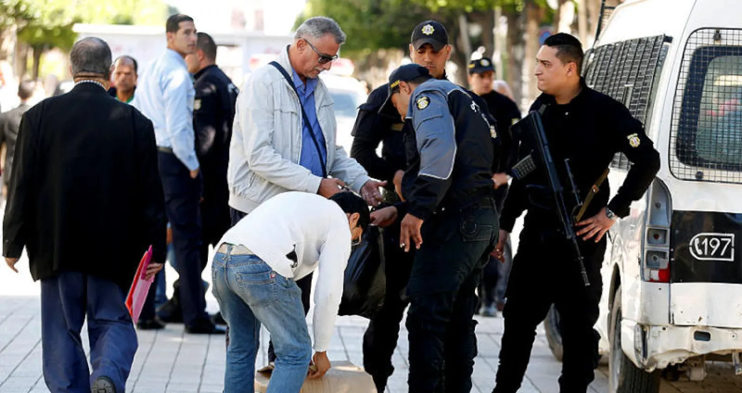 إجراءات أمنية قرب موقع التفجير الانتحاري أول من أمس بشارع «الحبيب بورقيبة» وسط العاصمة التونسية (رويترز)