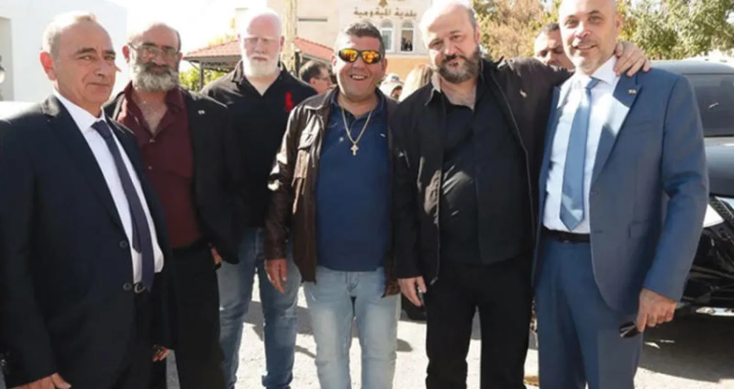 وزير الإعلام ​ملحم الرياشي​ ووفد من «القوات» في زيارة لبلدة «المية المية» شرق صيدا أمس (موقع القوات)