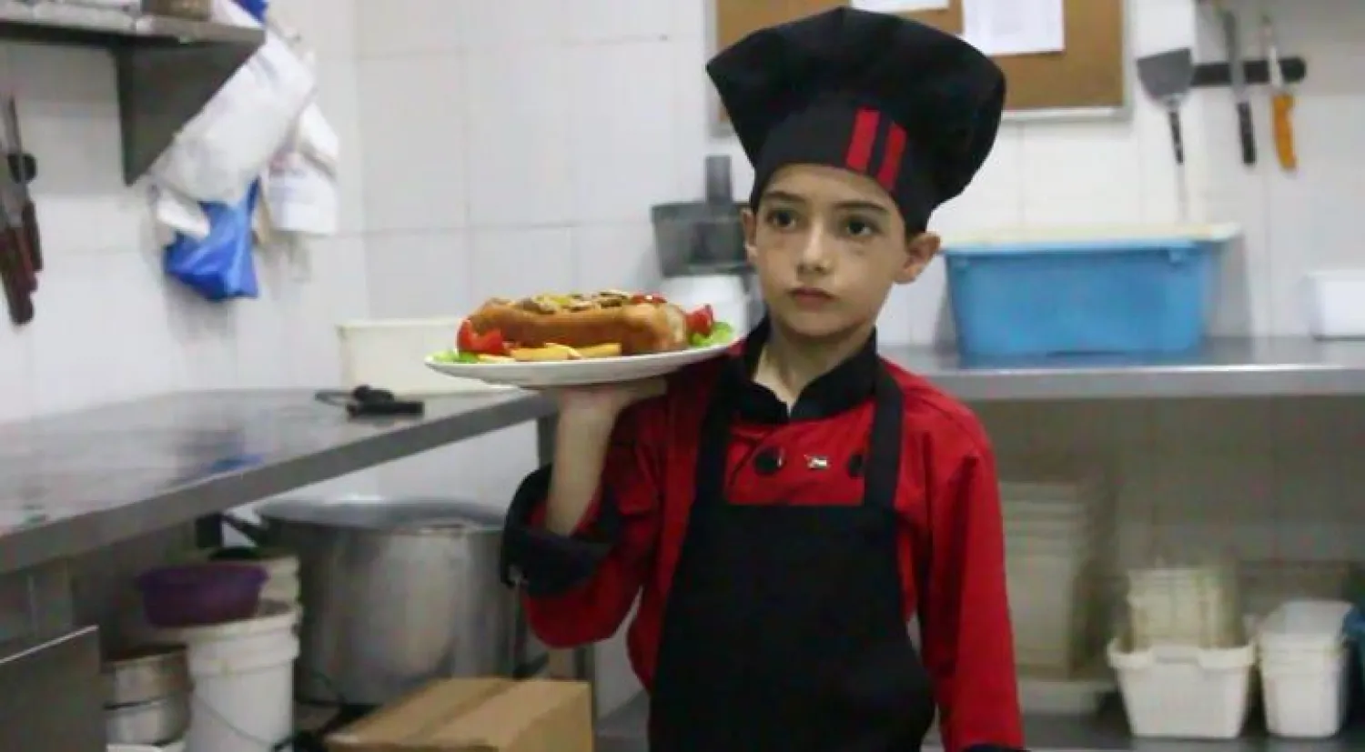 محمود أبو ندى خلال العمل («الشرق الأوسط»)