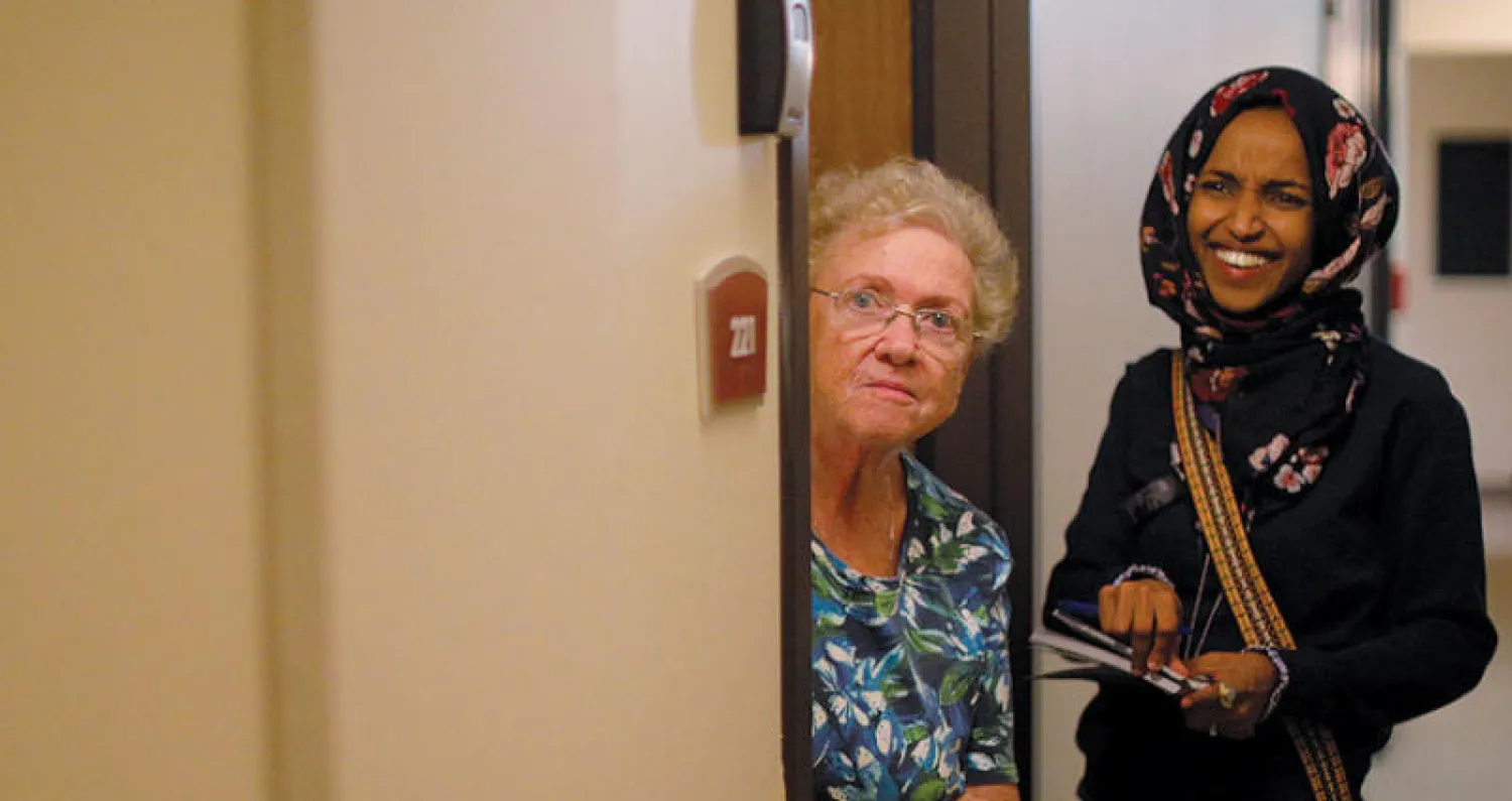 مرشحة الحزب الديمقراطي إلهان عمر (يمين) خلال حملتها في مينيسوتا (رويترز)